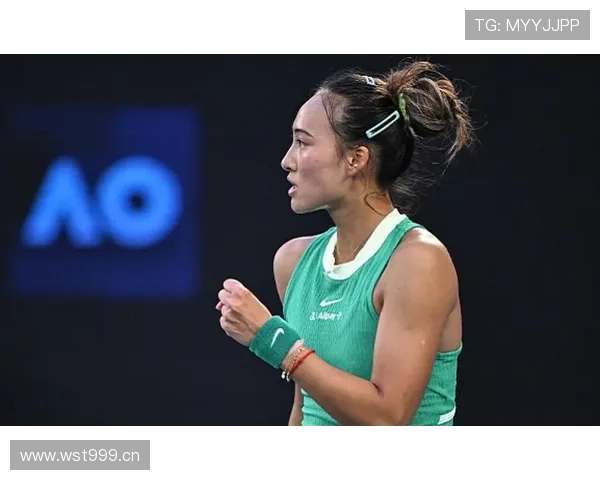 刷到郑钦文出街照，我把钱包藏好了——那只包等于我半年的生活费