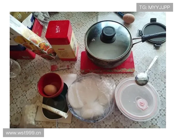 杨昊家的冰箱里只放蛋白粉和冰水，连瓶可乐都找不到