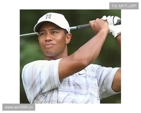 泰格伍兹穿得比我运动裤还随意，谁这么牛？